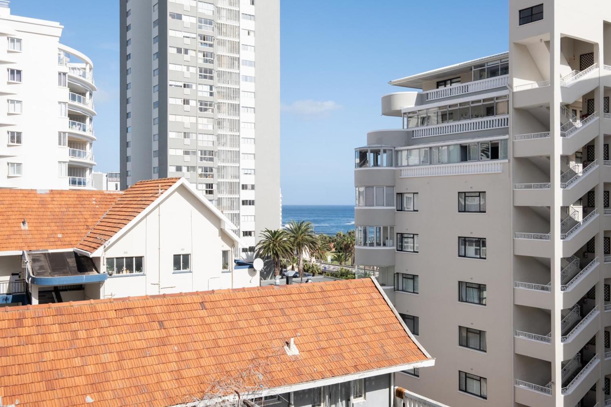Flamingo 208: Modern With Balcony *
