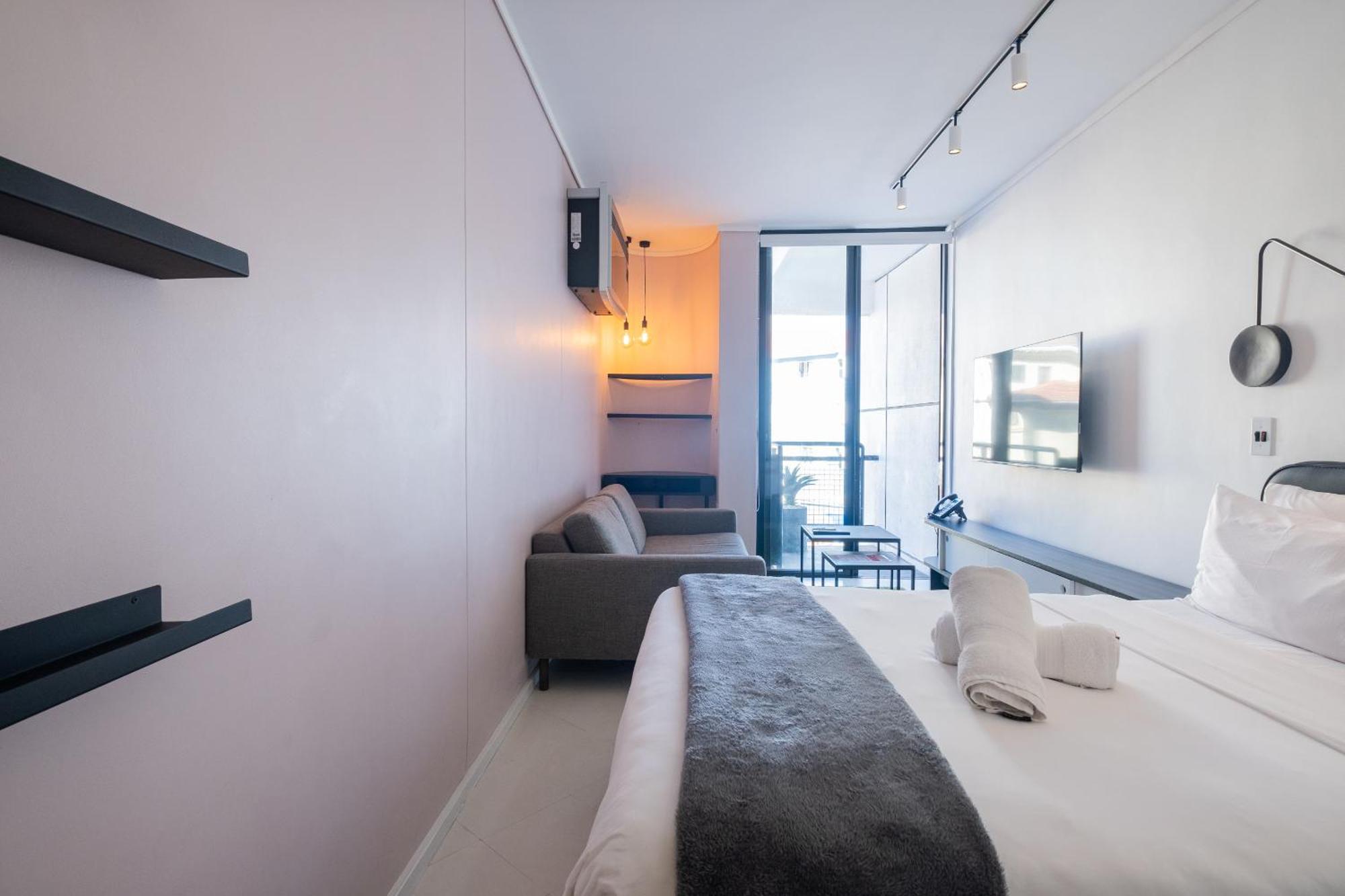 Flamingo 208: Modern With Balcony *